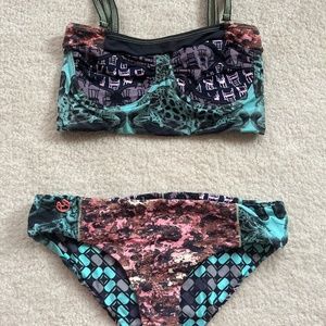 Fully reversible two piece swimsuit